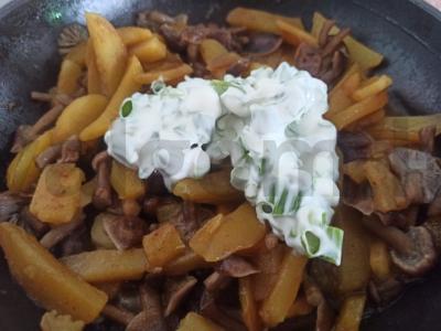 Troškinta bulvė su voveraitėmis ir grietine Žingsnis 6