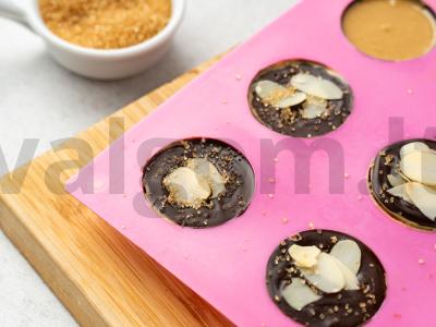 Šokoladiniai saldainiai su žemės riešutų pasta Žingsnis 4
