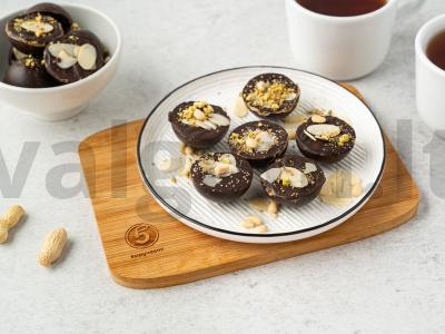 Šokoladiniai saldainiai su žemės riešutų pasta pagrindine nuotrauka