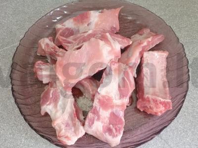 Kiaulienos šonkauliai, kepti su bulvėmis ir brokoliais Žingsnis 2