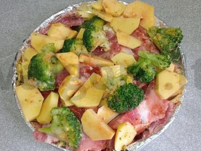 Kiaulienos šonkauliai, kepti su bulvėmis ir brokoliais Žingsnis 6