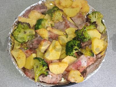 Kiaulienos šonkauliai, kepti su bulvėmis ir brokoliais Žingsnis 7