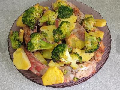 Kiaulienos šonkauliai, kepti su bulvėmis ir brokoliais pagrindine nuotrauka