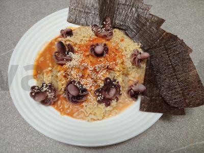 Azijietiški greito paruošimo makaronai su aštuonkoju pagrindine nuotrauka