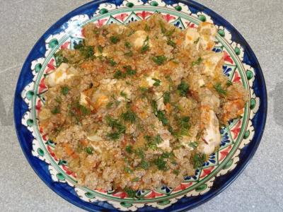 Kvinoja su vištienos krūtinėle pagrindine nuotrauka