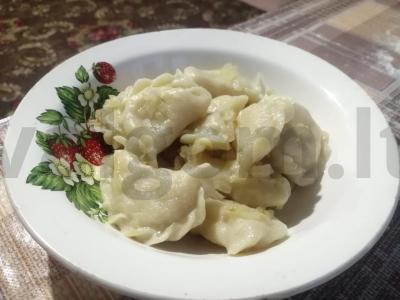 Koldūnai su bulvėmis ir svogūnais pagrindine nuotrauka