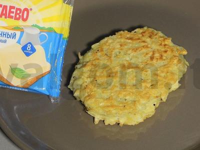 Bulviniai blynai su lašiša ir poštu kiaušiniu su padažu Žingsnis 10