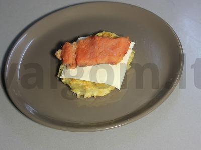 Bulviniai blynai su lašiša ir poštu kiaušiniu su padažu Žingsnis 12