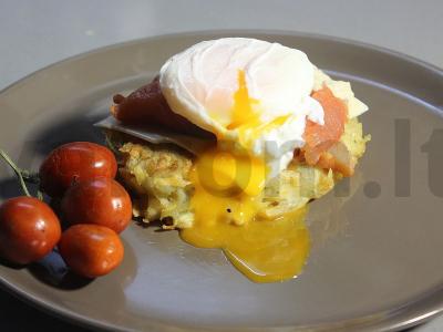 Bulviniai blynai su lašiša ir poštu kiaušiniu su padažu pagrindine nuotrauka