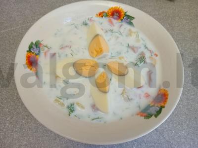 Šaltas sriuba su kefyru ir antis filė pagrindine nuotrauka