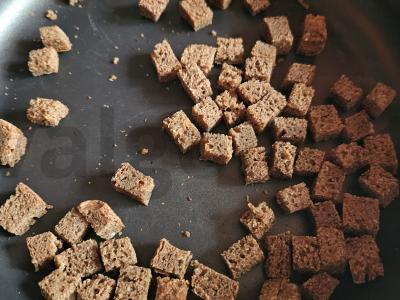 Šiltas vištienos salotas su ruginių skrebučiais Žingsnis 3