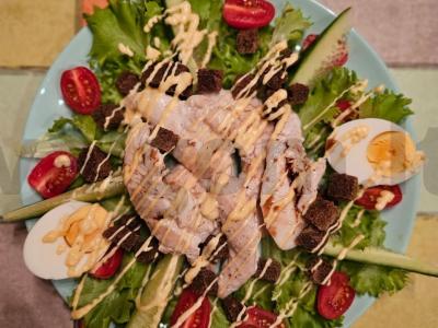 Šiltas vištienos salotas su ruginių skrebučiais pagrindine nuotrauka