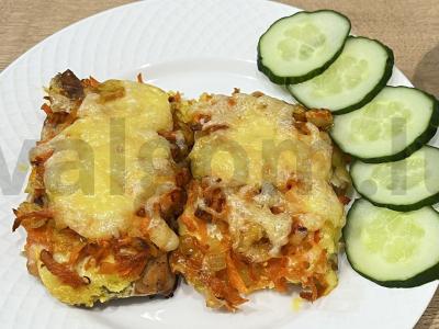 Kepta lašiša po šubos pagrindine nuotrauka