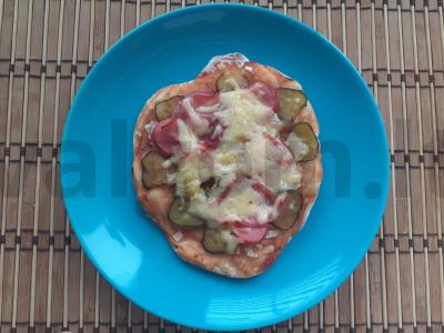 Namų mini-picos su bekonu ir daržovėmis pagrindine nuotrauka