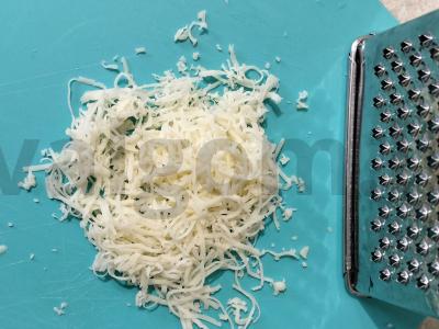 Švelnūs kumpio ir sūrio su česnaku ritinėliai Žingsnis 1