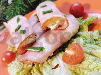 Švelnūs kumpio ir sūrio su česnaku ritinėliai pagrindine nuotrauka