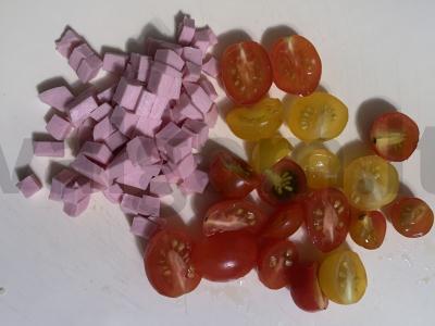 Pomidorų, dešros, paprikos, žalumynų ir sausainių salotas Žingsnis 2