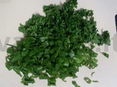 Pomidorų, dešros, paprikos, žalumynų ir sausainių salotas Žingsnis 3