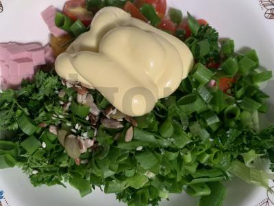 Pomidorų, dešros, paprikos, žalumynų ir sausainių salotas Žingsnis 4