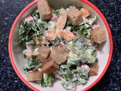 Pomidorų, dešros, paprikos, žalumynų ir sausainių salotas pagrindine nuotrauka