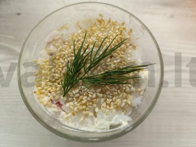 Daržovių, ryžių ir sezamo salotos stiklinėje pagrindine nuotrauka