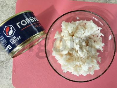 Švelnus salotas su konservuota lašiša, agurku ir ryžiais Žingsnis 1