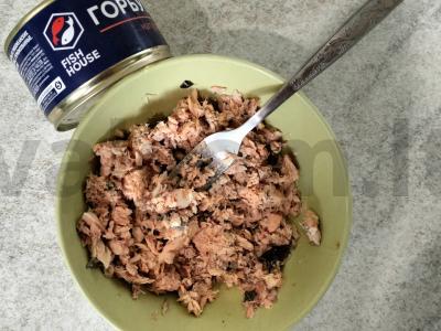 Švelnus salotas su konservuota lašiša, agurku ir ryžiais Žingsnis 3