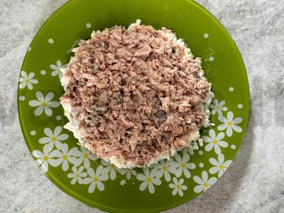 Švelnus salotas su konservuota lašiša, agurku ir ryžiais Žingsnis 4