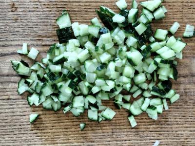 Švelnus salotas su konservuota lašiša, agurku ir ryžiais Žingsnis 6