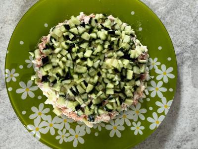 Švelnus salotas su konservuota lašiša, agurku ir ryžiais Žingsnis 7