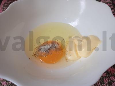 Pica keptuvėje su jūros gėrybėmis, alyvuogėmis, dorblu sūriu ir spanguolių padažu Žingsnis 1