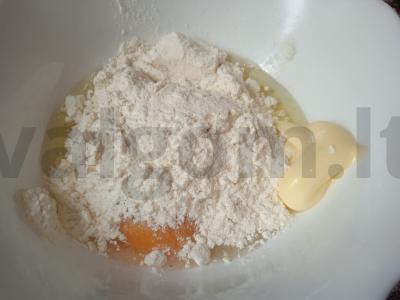 Pica keptuvėje su jūros gėrybėmis, alyvuogėmis, dorblu sūriu ir spanguolių padažu Žingsnis 2