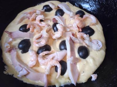 Pica keptuvėje su jūros gėrybėmis, alyvuogėmis, dorblu sūriu ir spanguolių padažu Žingsnis 6