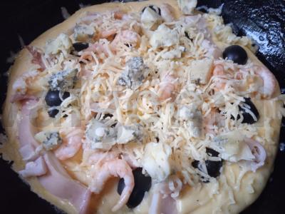 Pica keptuvėje su jūros gėrybėmis, alyvuogėmis, dorblu sūriu ir spanguolių padažu Žingsnis 7