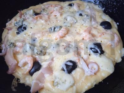 Pica keptuvėje su jūros gėrybėmis, alyvuogėmis, dorblu sūriu ir spanguolių padažu Žingsnis 8