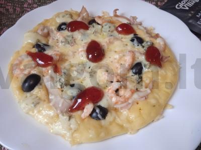 Pica keptuvėje su jūros gėrybėmis, alyvuogėmis, dorblu sūriu ir spanguolių padažu pagrindine nuotrauka