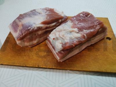 Sluoksniuota tešla su svogūnų lukštais ir rūkytomis paprikomis Žingsnis 1