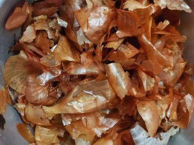 Sluoksniuota tešla su svogūnų lukštais ir rūkytomis paprikomis Žingsnis 2