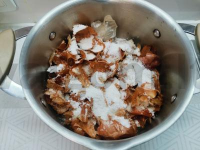 Sluoksniuota tešla su svogūnų lukštais ir rūkytomis paprikomis Žingsnis 3