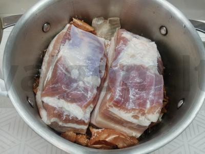 Sluoksniuota tešla su svogūnų lukštais ir rūkytomis paprikomis Žingsnis 4