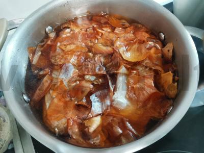 Sluoksniuota tešla su svogūnų lukštais ir rūkytomis paprikomis Žingsnis 5