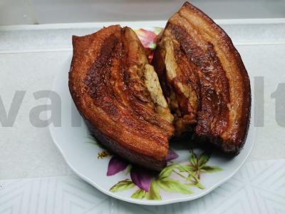 Sluoksniuota tešla su svogūnų lukštais ir rūkytomis paprikomis Žingsnis 6