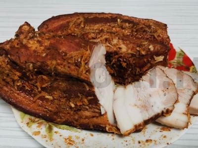 Sluoksniuota tešla su svogūnų lukštais ir rūkytomis paprikomis pagrindine nuotrauka