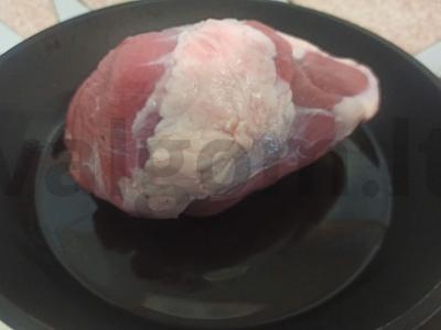 Sultinga kiauliena lėtoje viryklėje Žingsnis 1