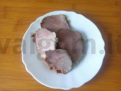 Sultinga kiauliena lėtoje viryklėje pagrindine nuotrauka