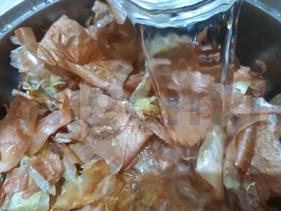 Kiaulienos krūtinėlė svogūnų lukštuose su česnaku Žingsnis 3