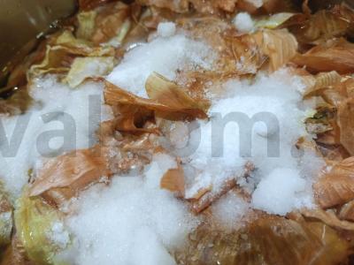 Kiaulienos krūtinėlė svogūnų lukštuose su česnaku Žingsnis 4