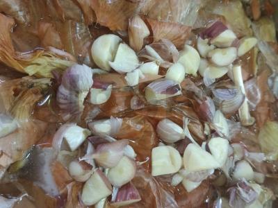 Kiaulienos krūtinėlė svogūnų lukštuose su česnaku Žingsnis 5