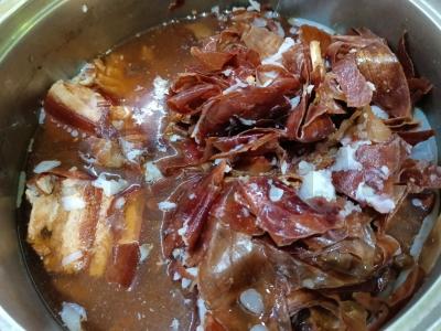 Kiaulienos krūtinėlė svogūnų lukštuose su česnaku Žingsnis 6