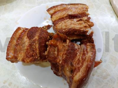 Kiaulienos krūtinėlė svogūnų lukštuose su česnaku Žingsnis 7